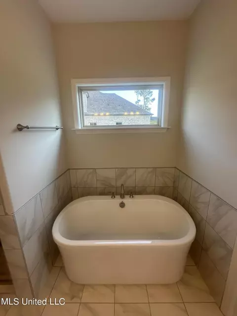 Bath - 1827 Benton Dr, Hernando, MS 38632 photo 2 of 4