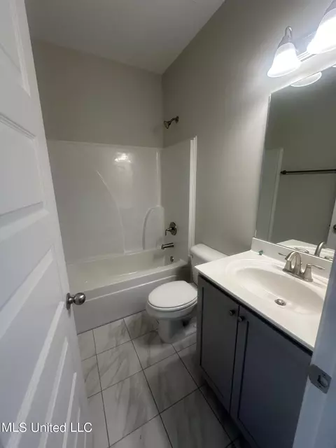 Bath - 1827 Benton Dr, Hernando, MS 38632 photo 4 of 4