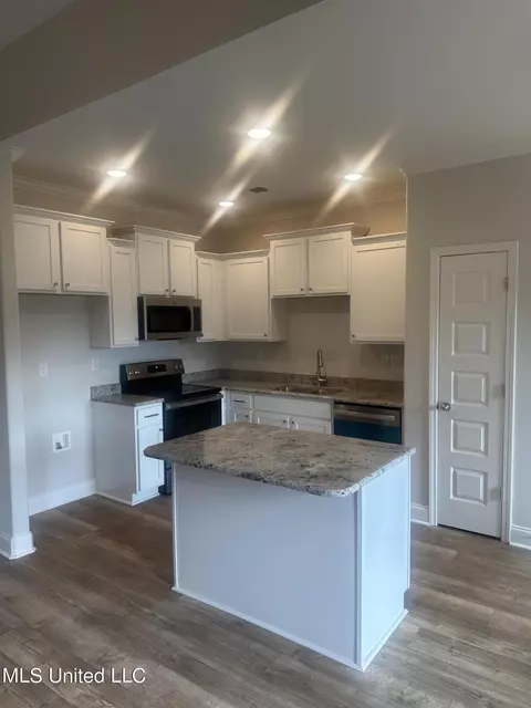 Kitchen - 1827 Benton Dr, Hernando, MS 38632 photo 2 of 2