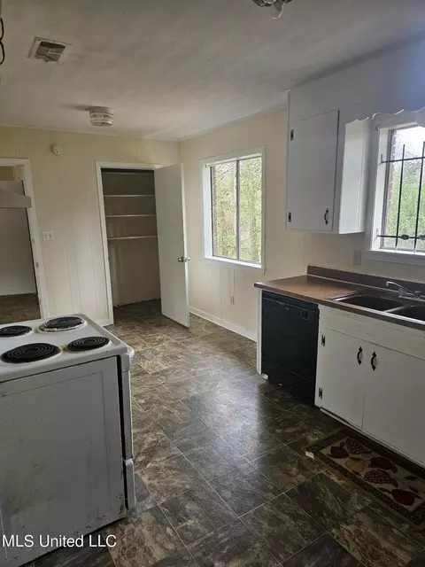 Kitchen - 209 Pineview Dr, Hazlehurst, MS 39083 photo 1 of 1