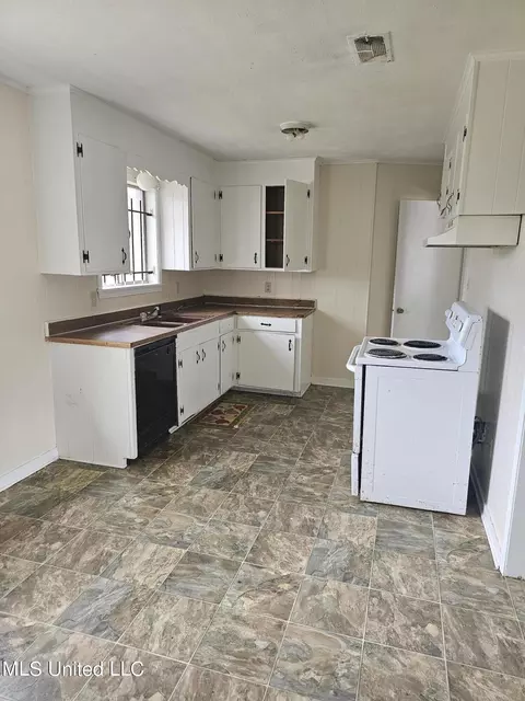Dining - 209 Pineview Dr, Hazlehurst, MS 39083 photo 1 of 1