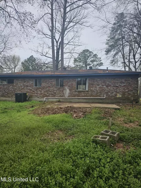 Exterior - 209 Pineview Dr, Hazlehurst, MS 39083 photo 3 of 3