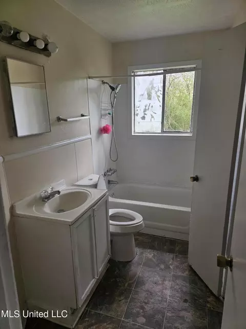 Bath - 209 Pineview Dr, Hazlehurst, MS 39083 photo 1 of 1