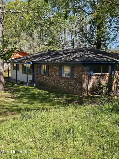 Exterior - 209 Pineview Dr, Hazlehurst, MS 39083 photo 2 of 3