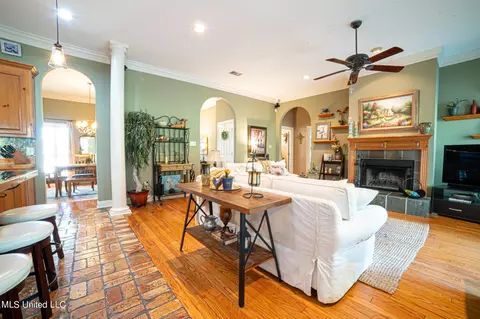 Living - 9215 Nancy Dr, Biloxi, MS 39532 photo 3 of 5
