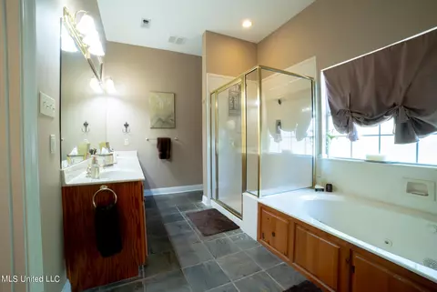 Bath - 9215 Nancy Dr, Biloxi, MS 39532 photo 3 of 5
