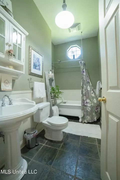 Bath - 9215 Nancy Dr, Biloxi, MS 39532 photo 1 of 5