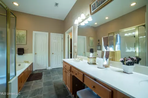 Bath - 9215 Nancy Dr, Biloxi, MS 39532 photo 4 of 5