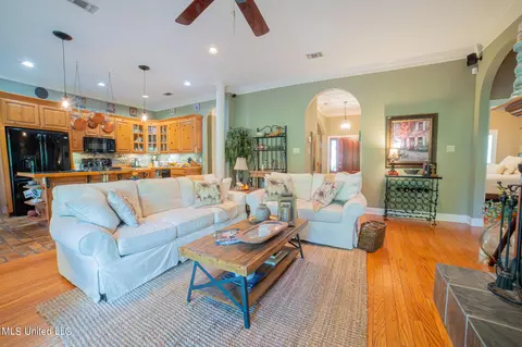 Living - 9215 Nancy Dr, Biloxi, MS 39532 photo 2 of 5