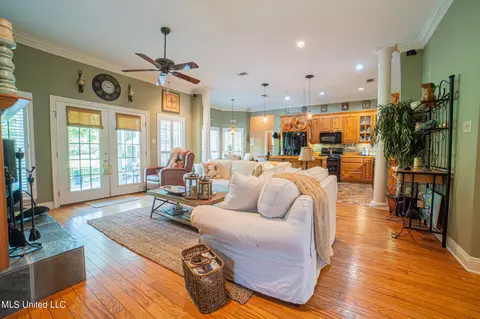 Living - 9215 Nancy Dr, Biloxi, MS 39532 photo 4 of 5