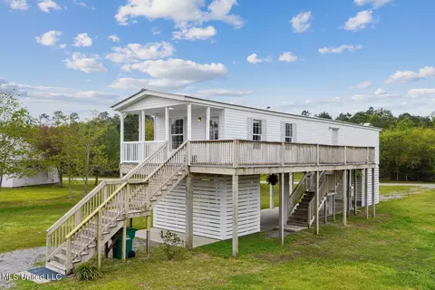 162 Waveland Ave, Waveland, MS 39576