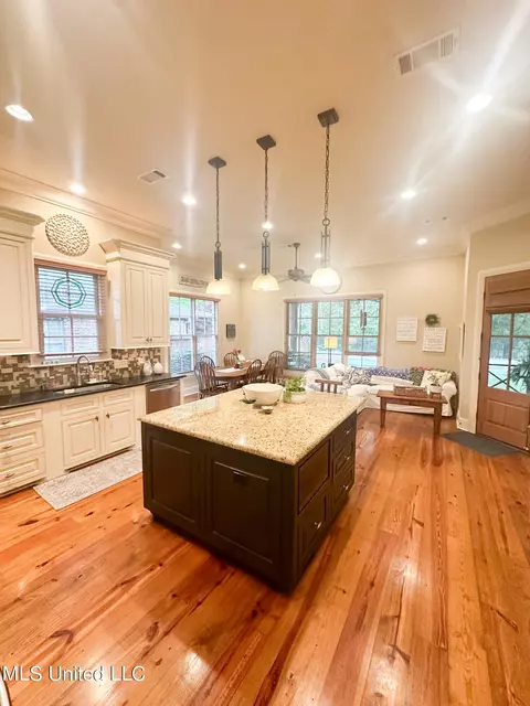 Kitchen - 110 Bristol Way, Madison, MS 39110 photo 2 of 3