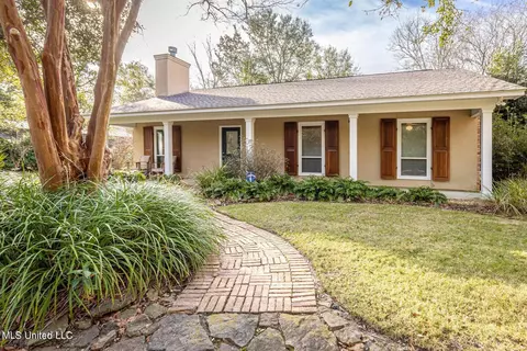 9525 W Palm Ln, Ocean Springs, MS 39564
