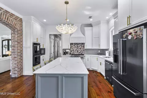 Kitchen - 1010 Sapphire Xing, Flowood, MS 39232 photo 4 of 9