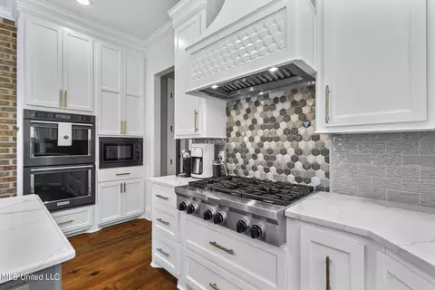 Kitchen - 1010 Sapphire Xing, Flowood, MS 39232 photo 7 of 9