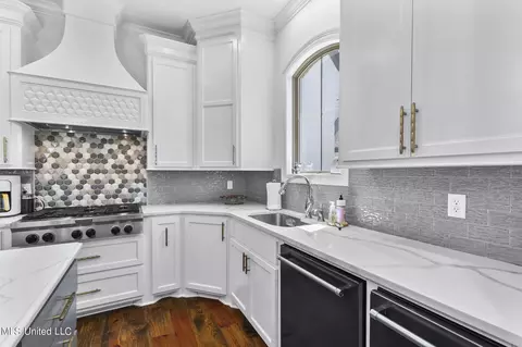 Kitchen - 1010 Sapphire Xing, Flowood, MS 39232 photo 6 of 9