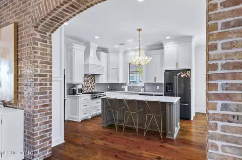 Kitchen - 1010 Sapphire Xing, Flowood, MS 39232 photo 3 of 9