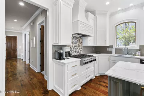 Kitchen - 1010 Sapphire Xing, Flowood, MS 39232 photo 8 of 9