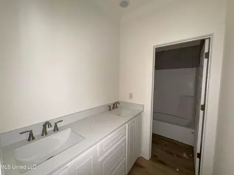 Bath - 985 Mullican Rd, Florence, MS 39073 photo 3 of 3