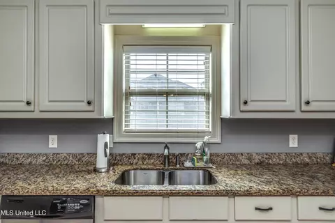 Kitchen - 439 Pecan Cir, Brandon, MS 39042 photo 2 of 7