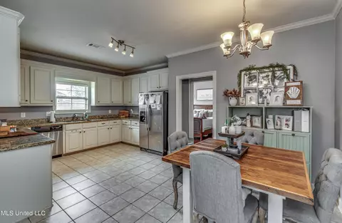 Kitchen - 439 Pecan Cir, Brandon, MS 39042 photo 6 of 7