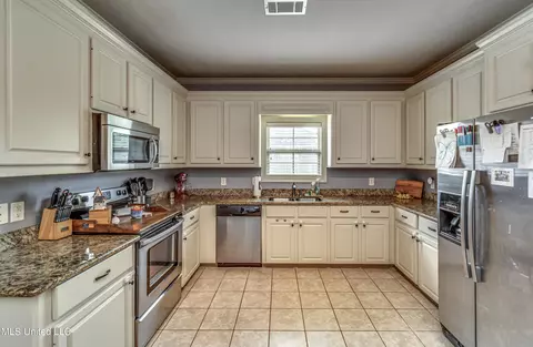 Kitchen - 439 Pecan Cir, Brandon, MS 39042 photo 3 of 7