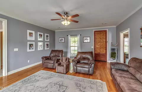 Living - 439 Pecan Cir, Brandon, MS 39042 photo 2 of 6