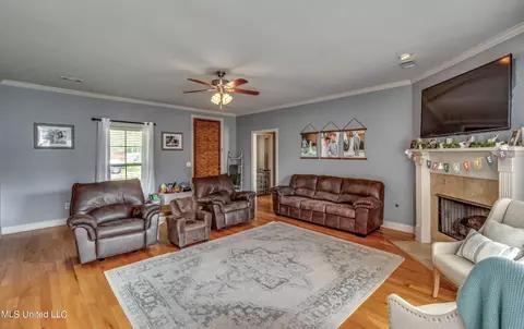 Living - 439 Pecan Cir, Brandon, MS 39042 photo 3 of 6