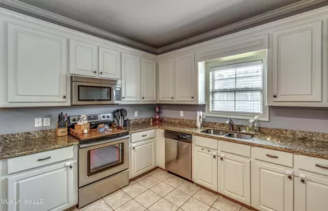 Kitchen - 439 Pecan Cir, Brandon, MS 39042 photo 4 of 7