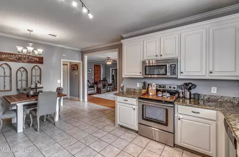 Kitchen - 439 Pecan Cir, Brandon, MS 39042 photo 5 of 7