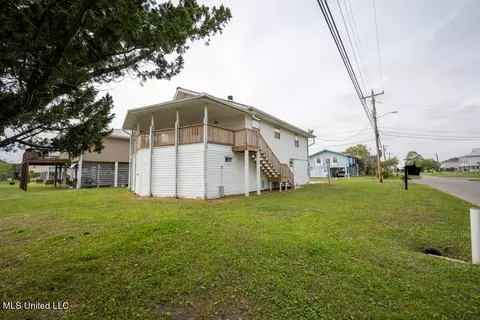 1 Dolphin Cir, Bay Saint Louis, MS 39520