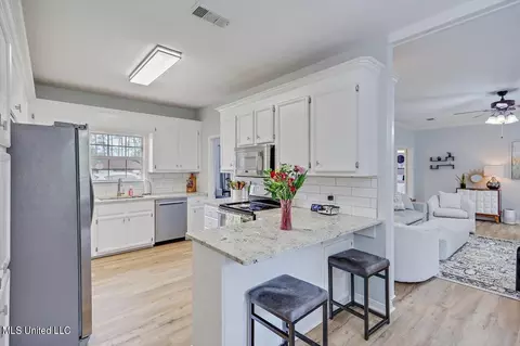 Kitchen - 104 Rustic Dr, Brandon, MS 39047 photo 2 of 5