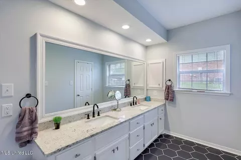 Bath - 104 Rustic Dr, Brandon, MS 39047 photo 2 of 5