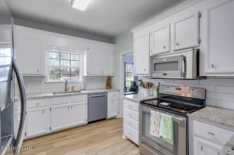 Kitchen - 104 Rustic Dr, Brandon, MS 39047 photo 3 of 5