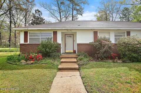 Exterior - 22 Crosswoods Rd, Brandon, MS 39042 photo 3 of 7