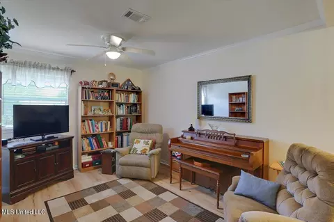 Living - 22 Crosswoods Rd, Brandon, MS 39042 photo 3 of 4
