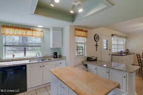 Kitchen - 22 Crosswoods Rd, Brandon, MS 39042 photo 3 of 4