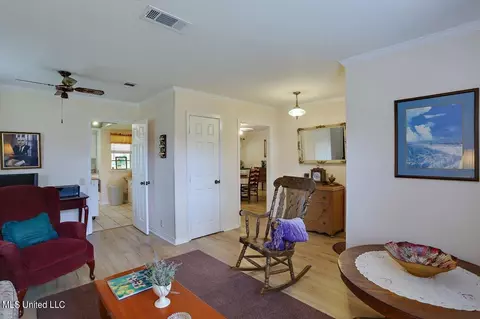 Living - 22 Crosswoods Rd, Brandon, MS 39042 photo 2 of 4
