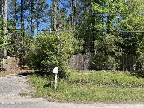 7350 Crazy Horse Dr, Kiln, MS 39556