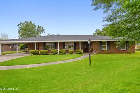 607 Highland Dr, Bay Saint Louis, MS 39520