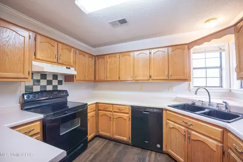 Kitchen - 7080 Olive Ridge Dr, Olive Branch, MS 38654 photo 2 of 2