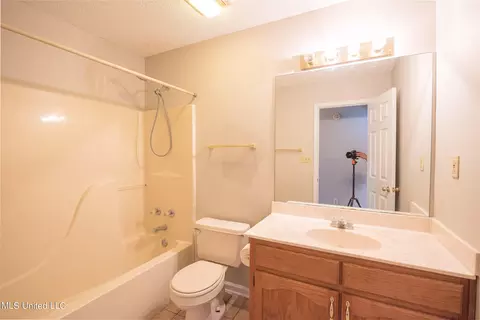Bath - 7080 Olive Ridge Dr, Olive Branch, MS 38654 photo 3 of 4