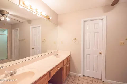 Bath - 7080 Olive Ridge Dr, Olive Branch, MS 38654 photo 4 of 4