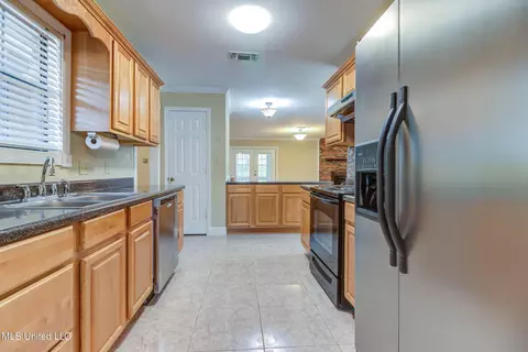 Kitchen - 697 Eric Ct, Biloxi, MS 39532 photo 7 of 9