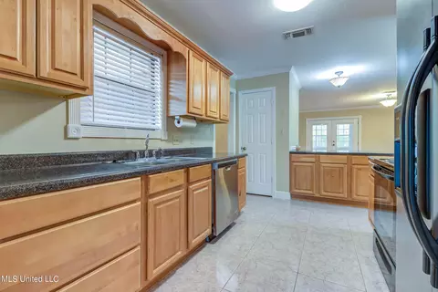 Kitchen - 697 Eric Ct, Biloxi, MS 39532 photo 8 of 9