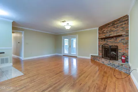 Living - 697 Eric Ct, Biloxi, MS 39532 photo 1 of 7