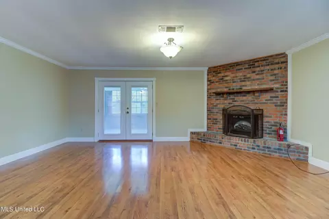 Living - 697 Eric Ct, Biloxi, MS 39532 photo 6 of 7