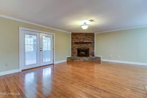 Living - 697 Eric Ct, Biloxi, MS 39532 photo 5 of 7