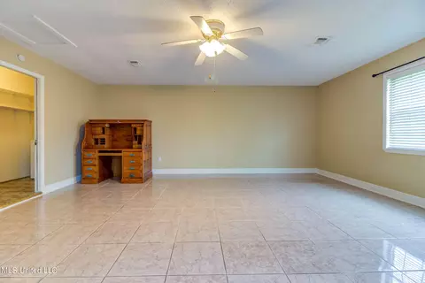 Living - 697 Eric Ct, Biloxi, MS 39532 photo 4 of 7