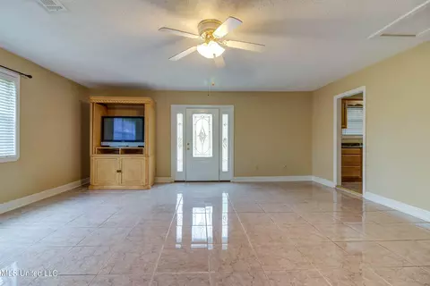 Living - 697 Eric Ct, Biloxi, MS 39532 photo 2 of 7
